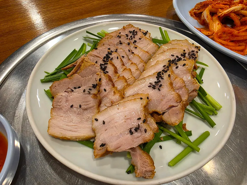 搭配火炒章鱼的盘装白切肉