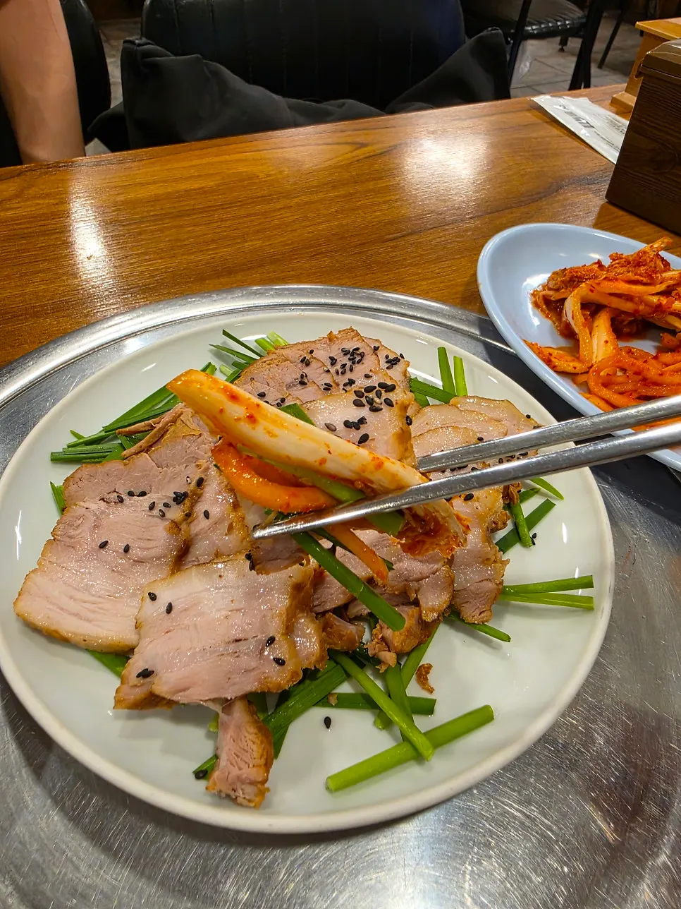 搭配泡菜和虾酱的湿润白切肉