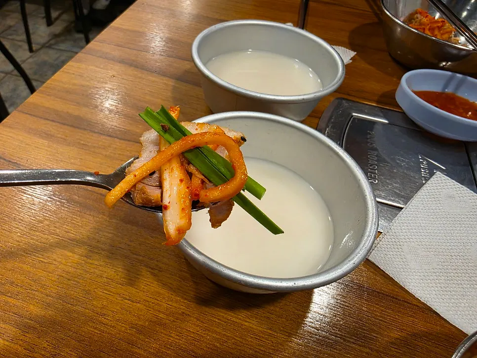 火炒章鱼、白切肉与马格利酒的组合