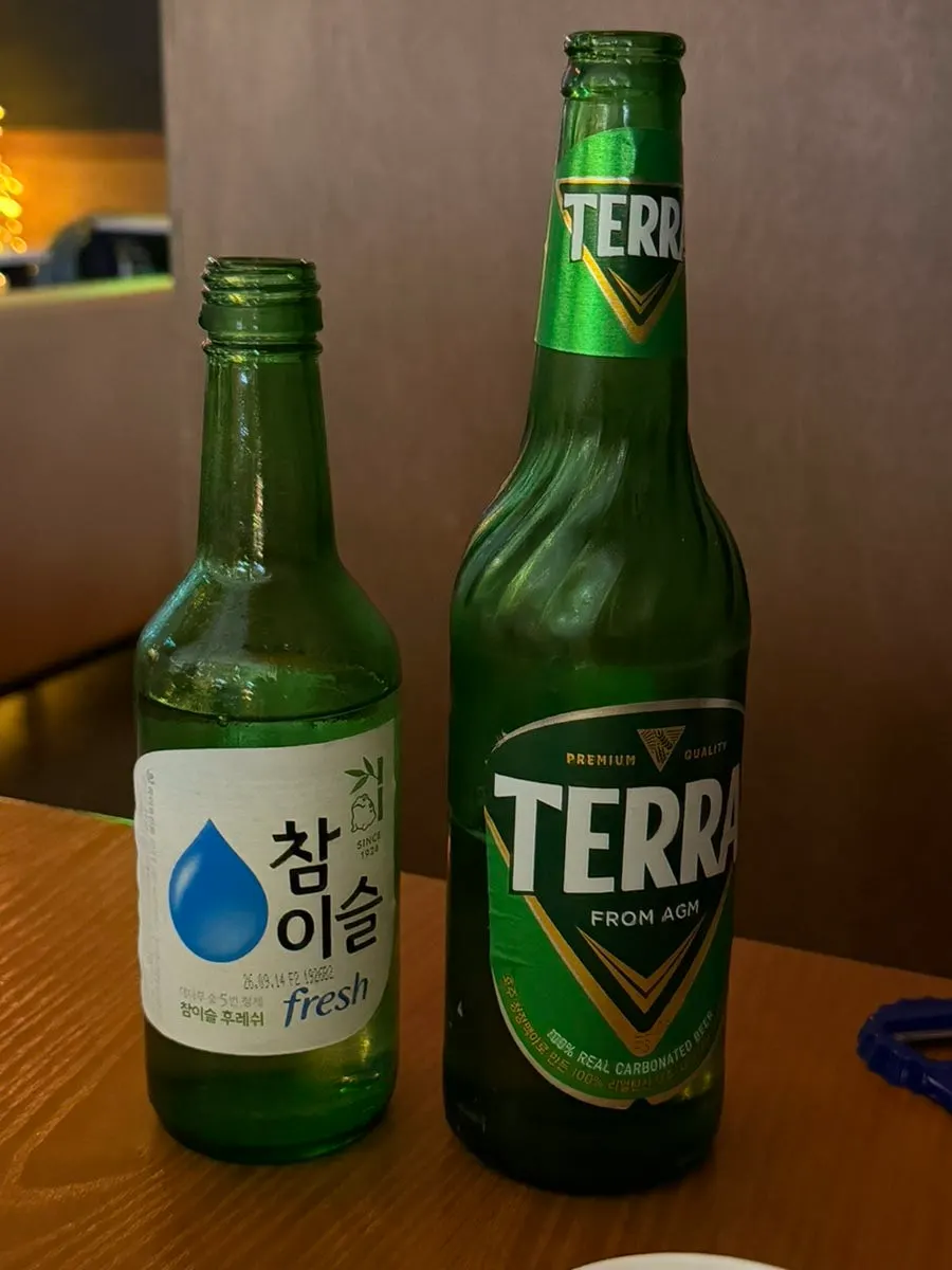 소고기와 버섯 채소가 가득한 스키야끼 냄비