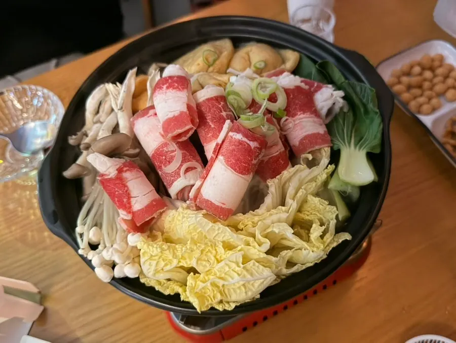끓기 시작한 스키야끼 전골