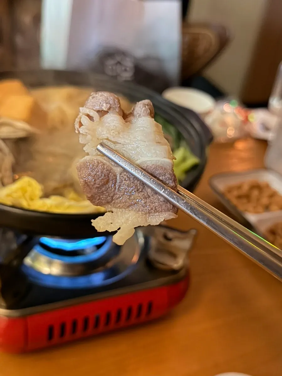 진해진 스키야끼 국물과 다양한 버섯