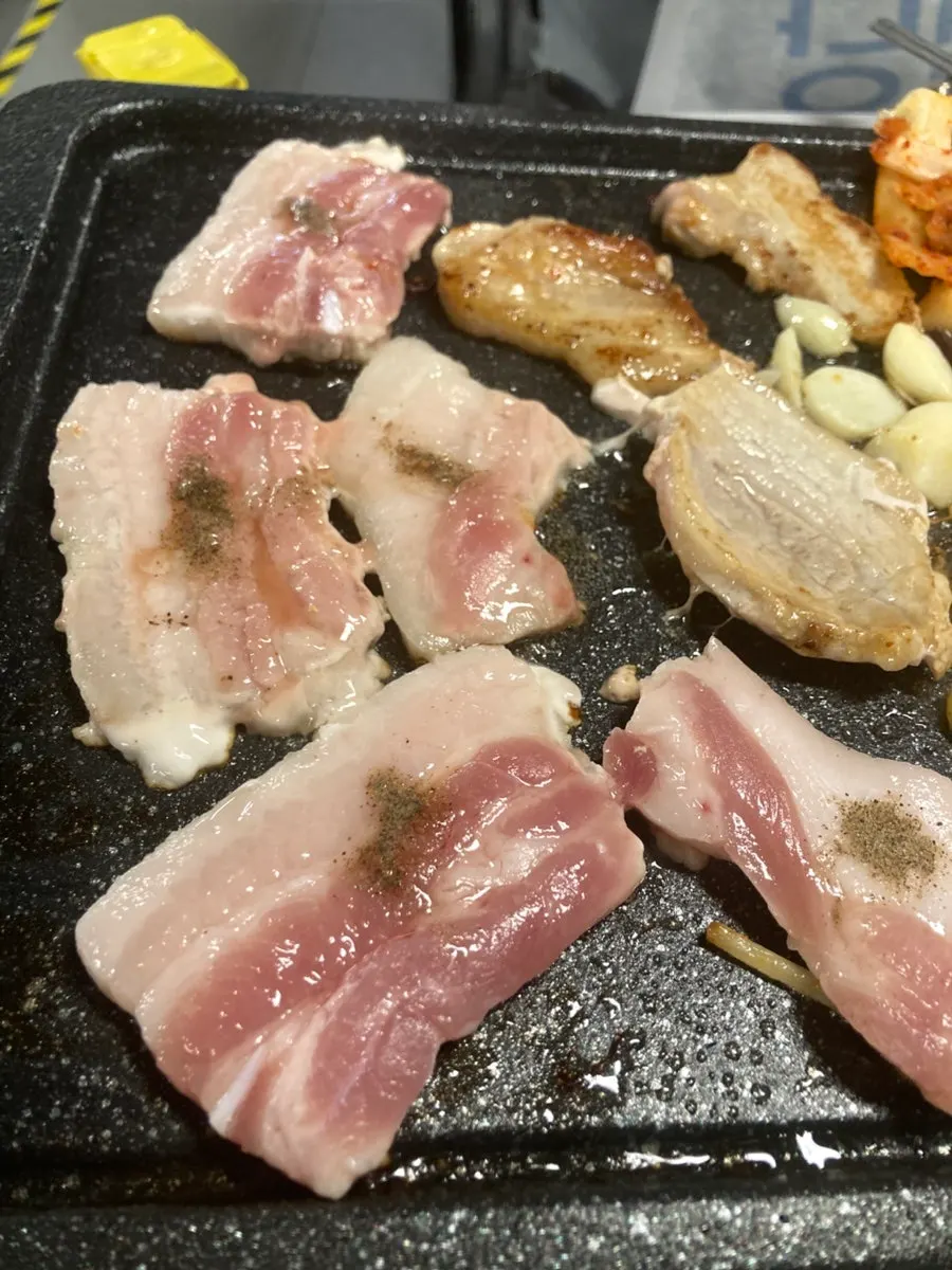 6mm frozen pork belly sprinkled with pepper