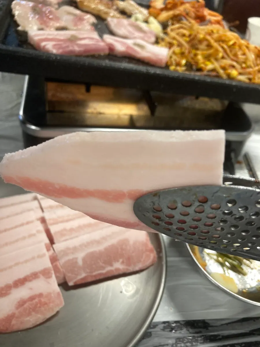 Thinly sliced 4mm frozen pork belly