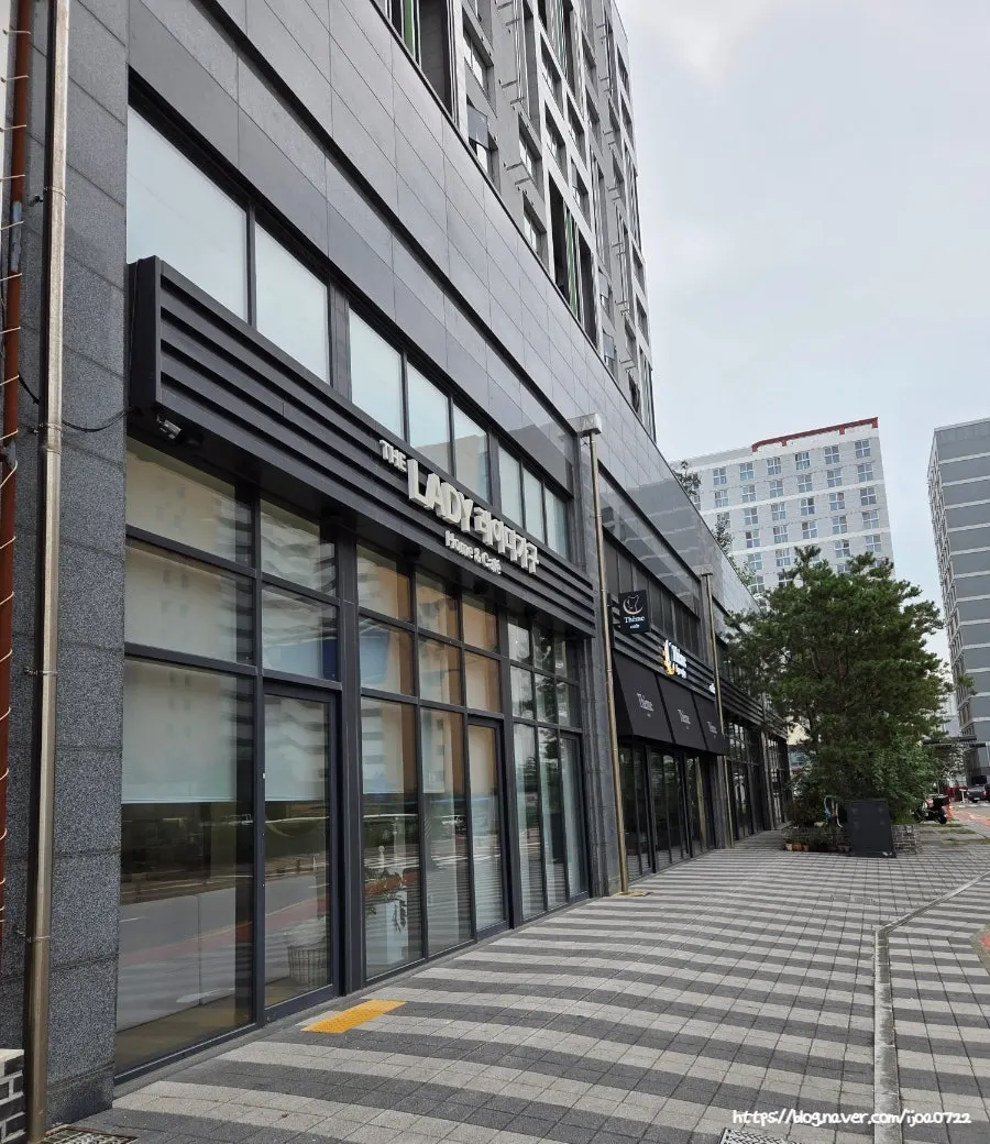 Entrance to Tteum Café by Oneplay Suwon Station
