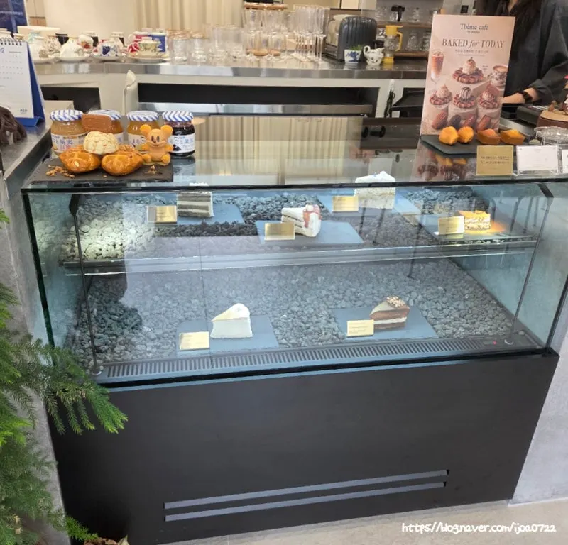 Croffle and financier dessert menu board