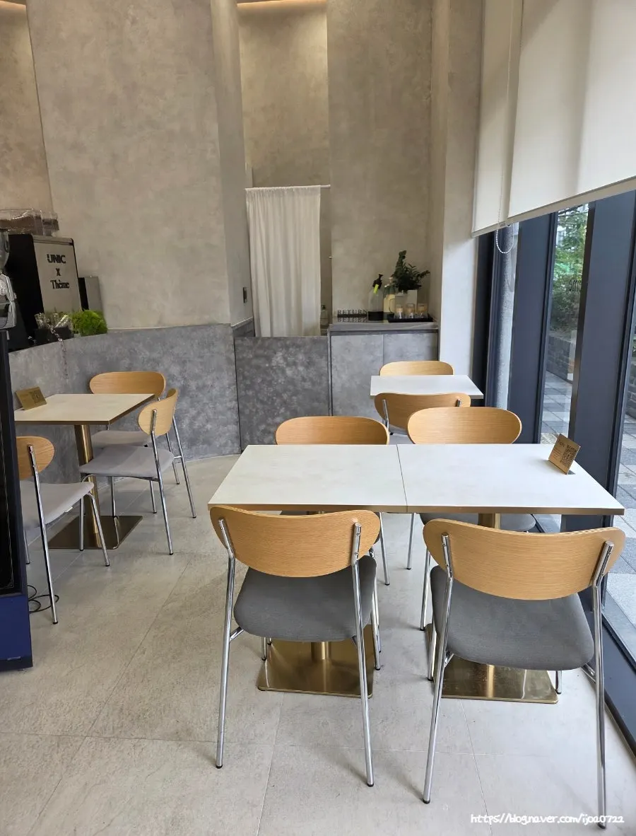 Overview of Tteum Café's order counter