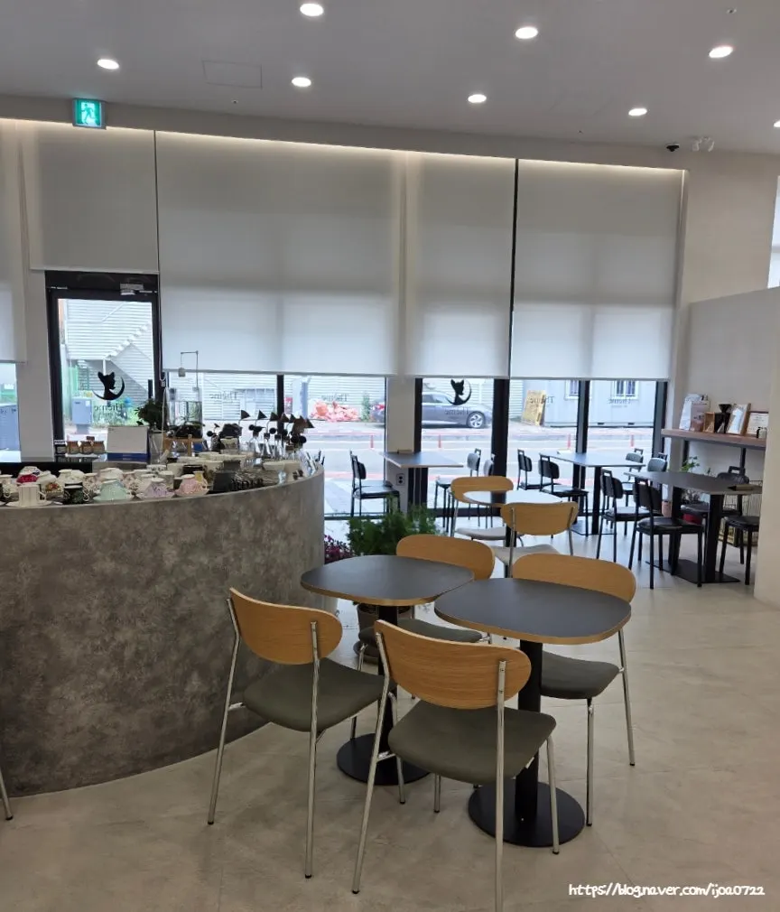 Café space combining furniture browsing and coffee