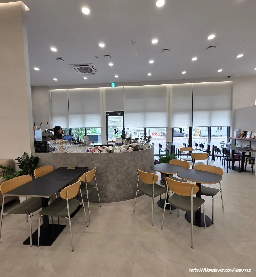 Window seating at Tteum Café