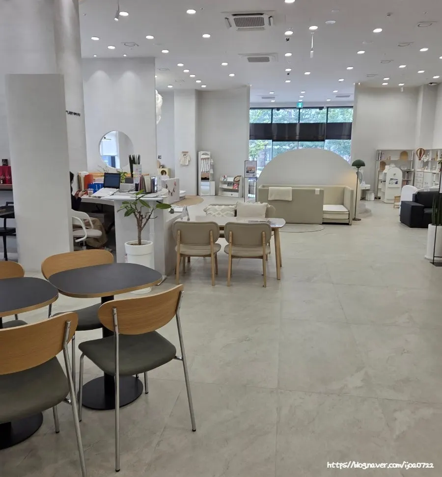 Wide interior passage of Tteum Café