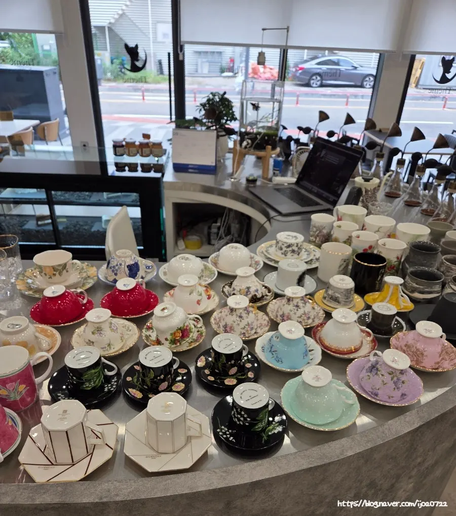 Pretty cups displayed for specialty coffee