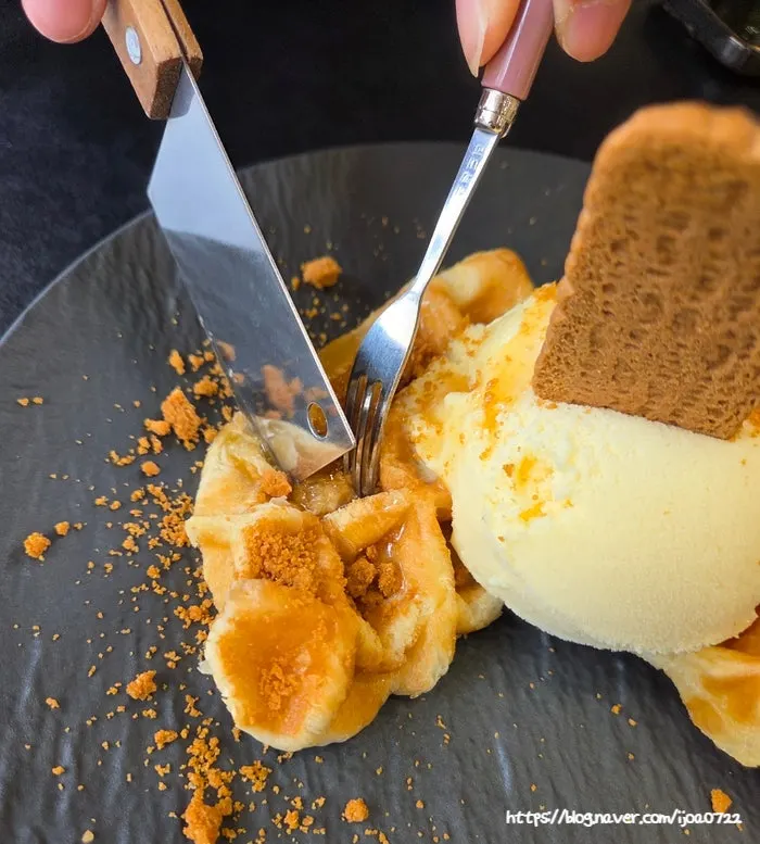 Axe-shaped knife with the Lotus ice cream croffle