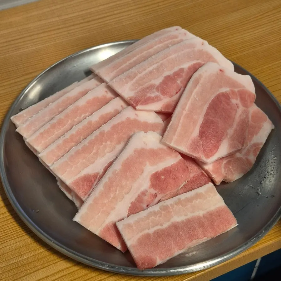 Three servings of 4 mm frozen pork belly