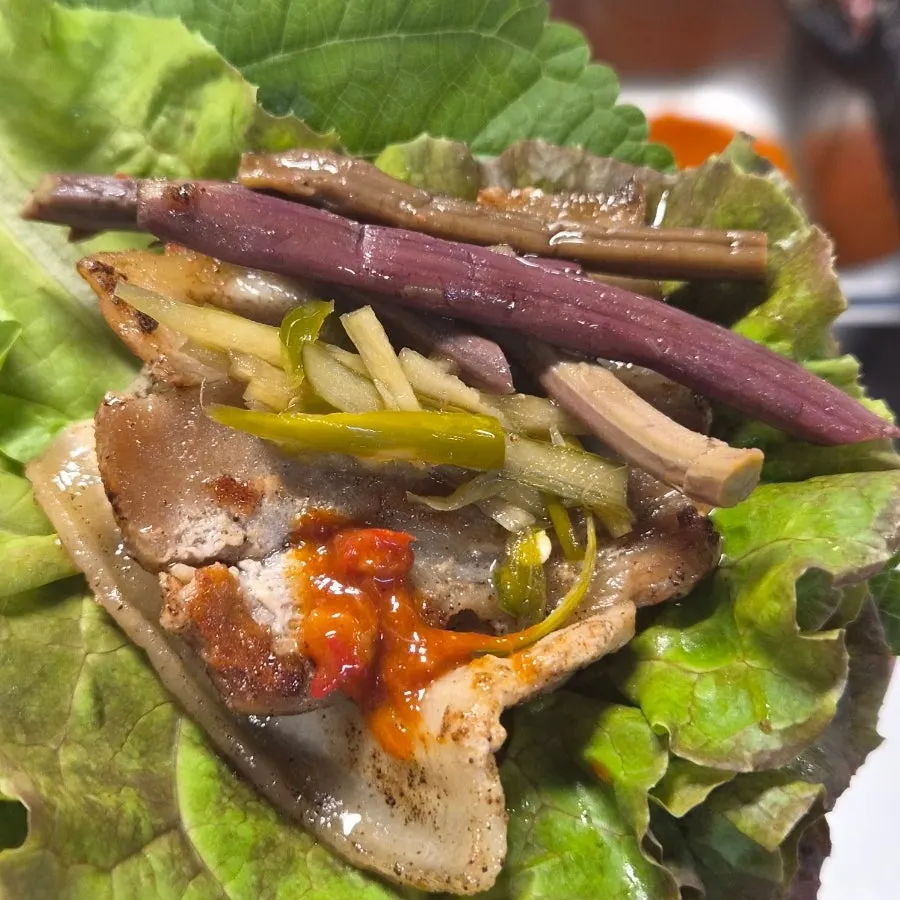 Wrap vegetables served with frozen pork belly