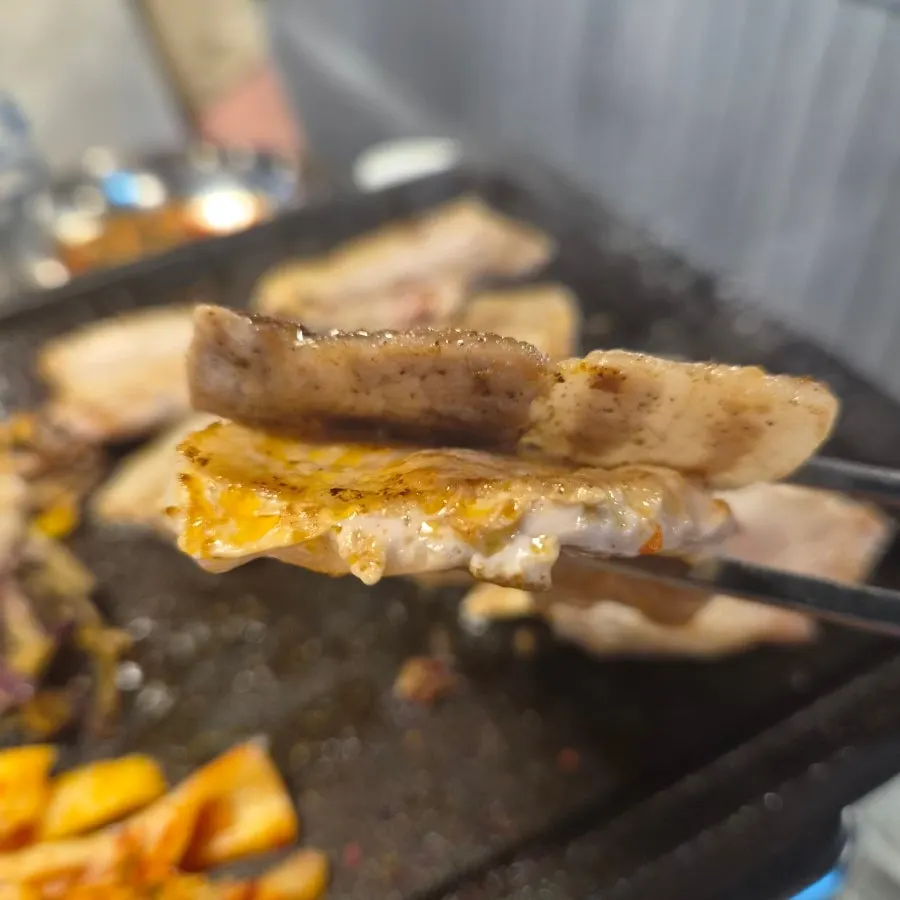 One serving of 6 mm fresh pork belly