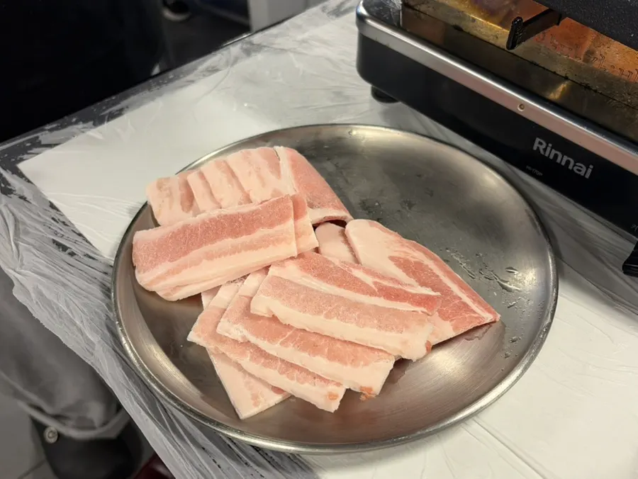 4mm frozen pork belly grilled by the staff