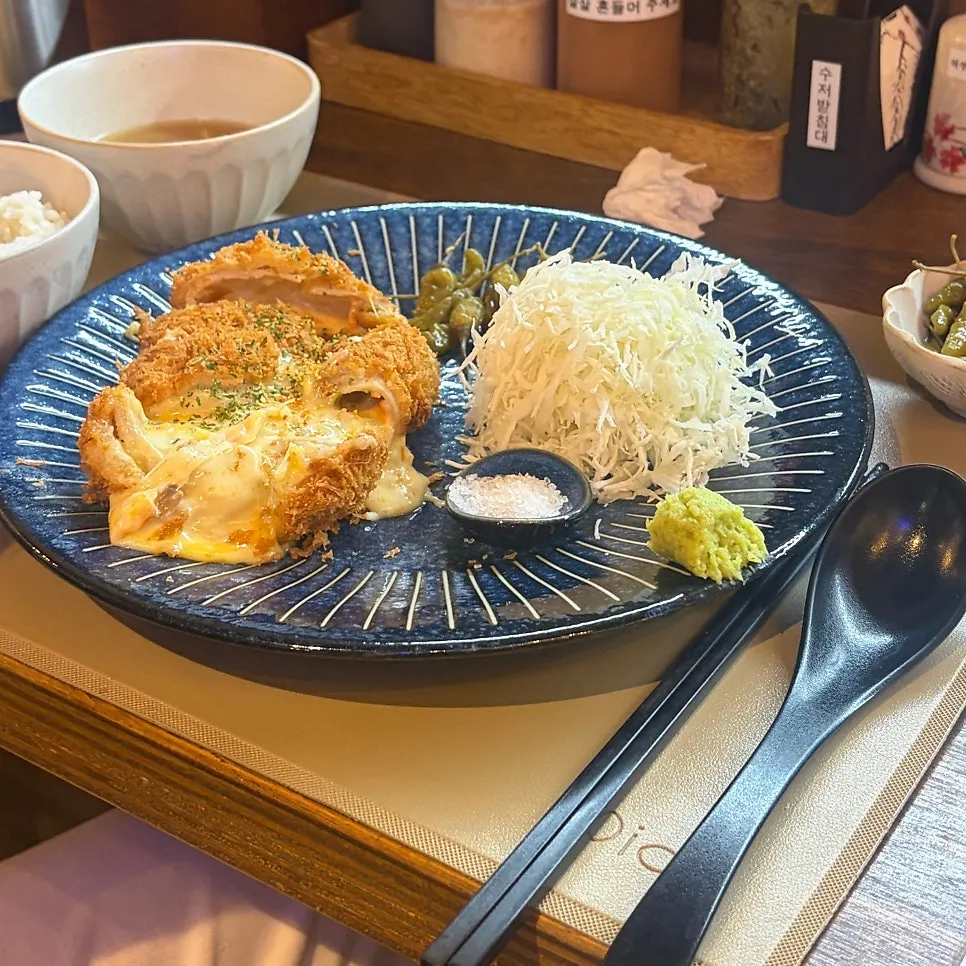 밥과 장국이 함께 나온 코돈부르 돈카츠 상차림