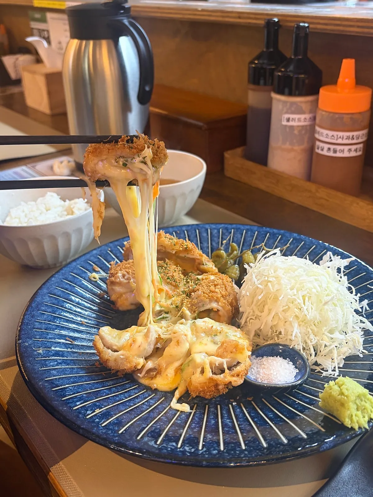 치즈와 피자 토핑이 올라간 코돈부르 돈카츠