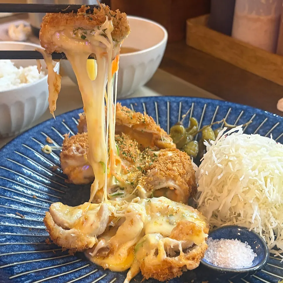 치즈가 늘어나는 코돈부르 돈카츠 단면