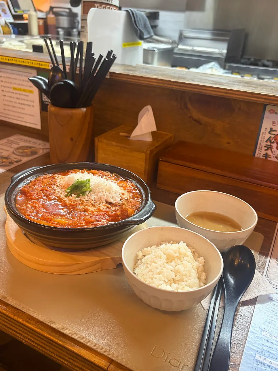 푸짐하게 차려진 김치치즈나베 돈카츠