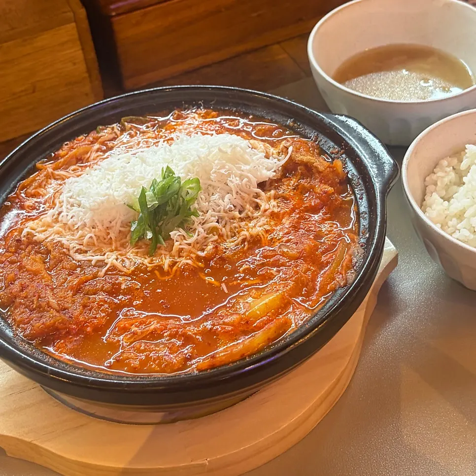 김치와 치즈를 얹은 나베 돈카츠 클로즈업