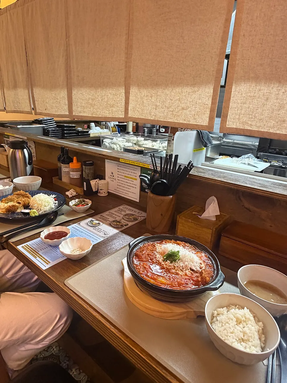 코돈부르 돈카츠와 김치치즈나베 돈카츠 두 메뉴