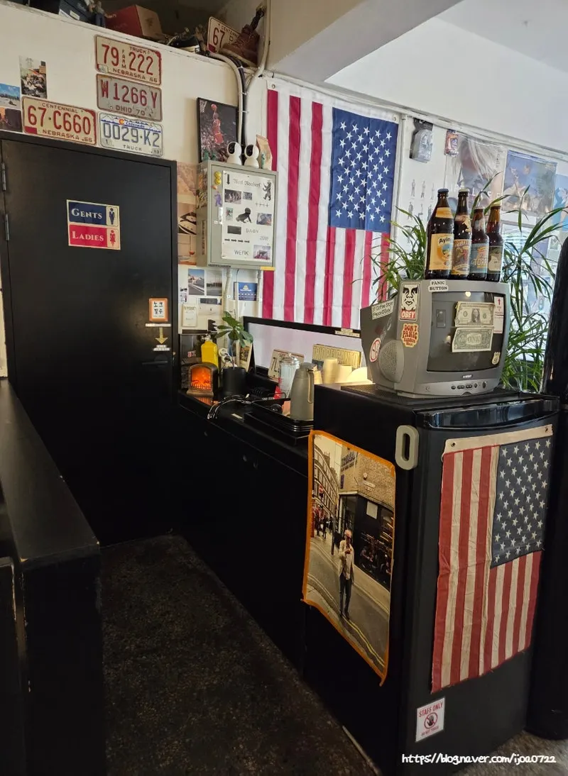 Café interior decorated with a New York-inspired feel
