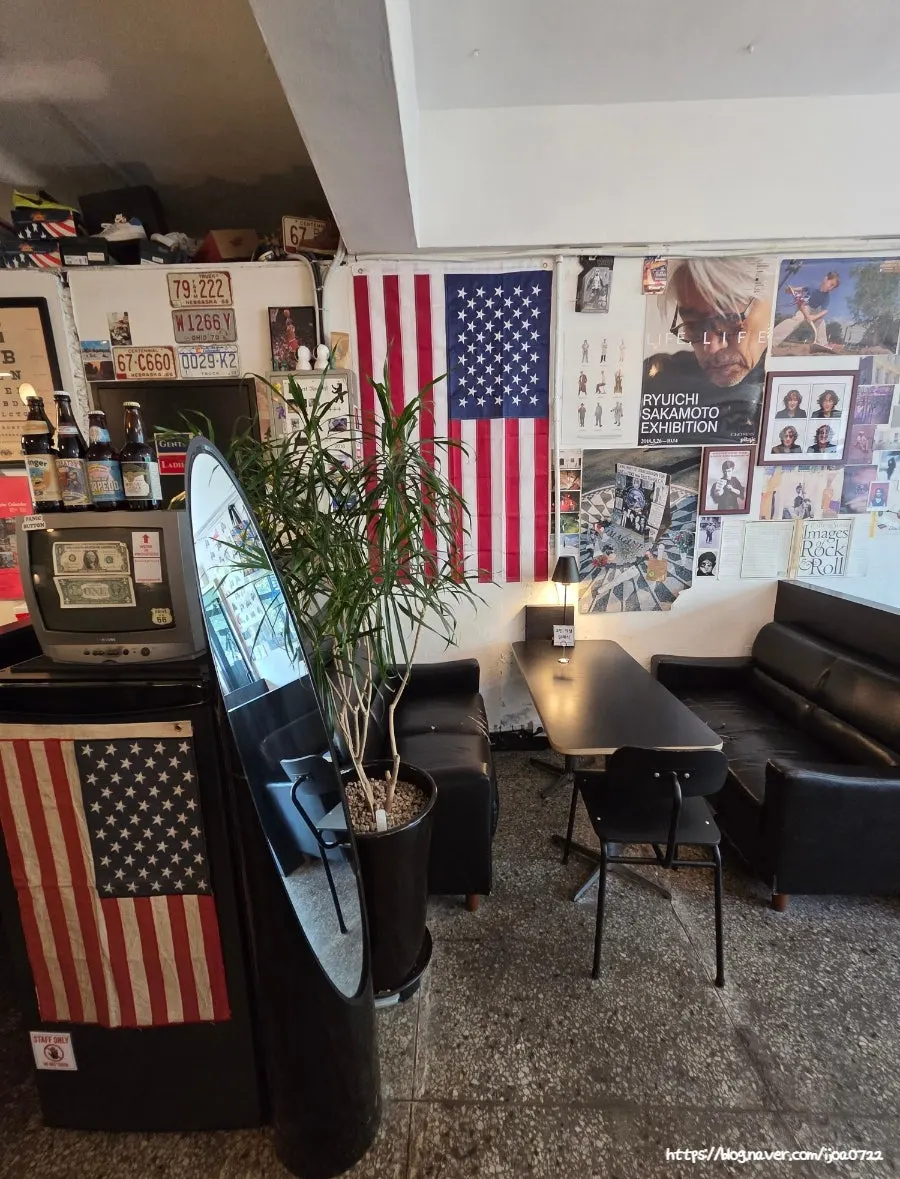 Hongrad interior with items for sale