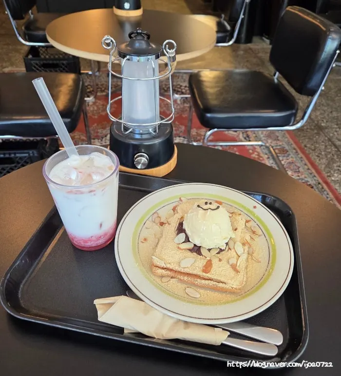 Ordered strawberry latte and Hongrad Toast