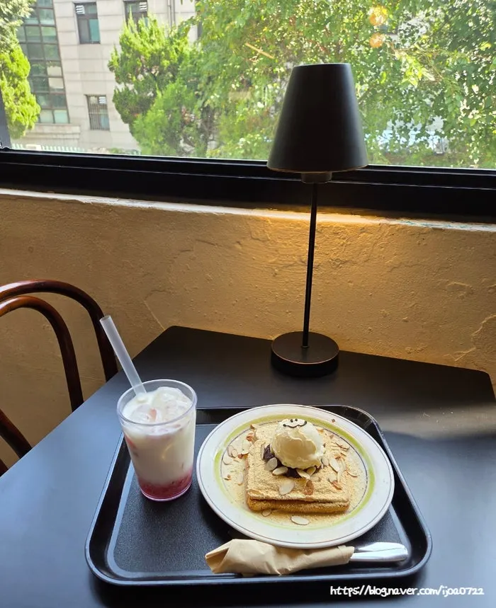 Strawberry latte and Hongrad Toast served quickly