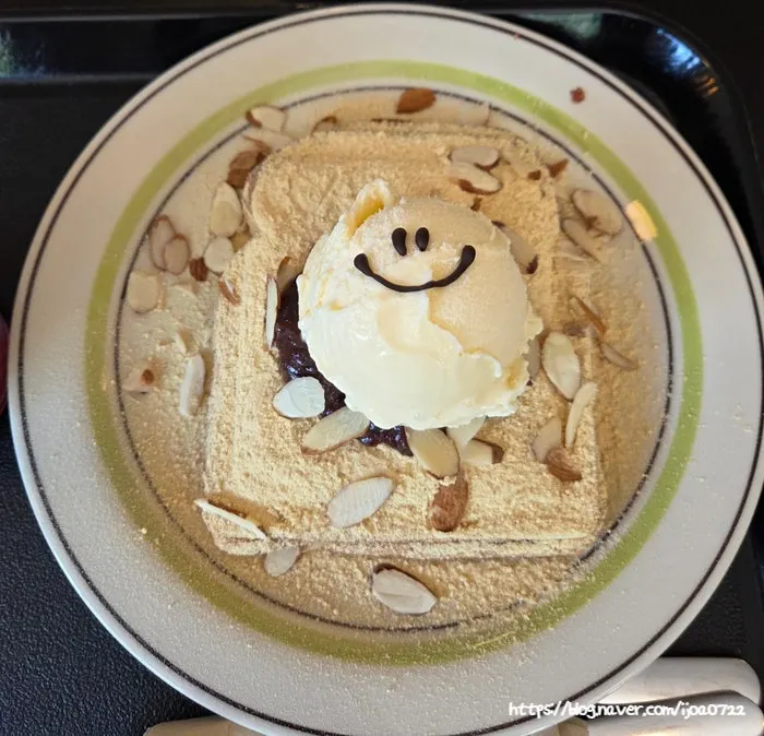 Hongrad Toast topped with ice cream