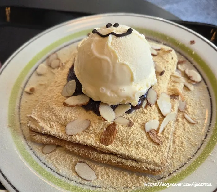 Hongrad Toast dessert with a smiley face