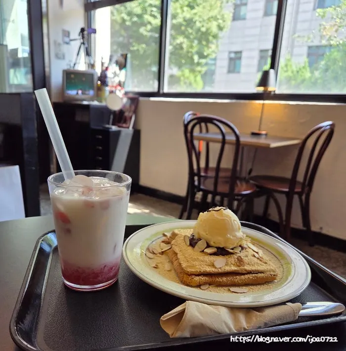 Closing view of Hongrad Café's quiet atmosphere