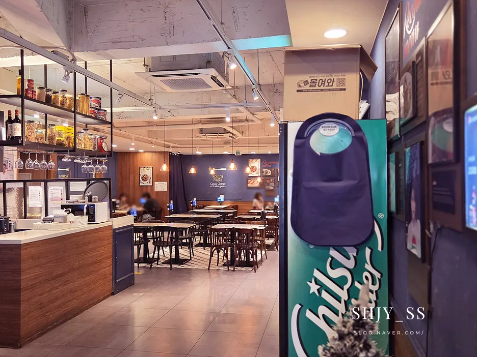 Rolling Pasta Suwon Station Branch di lantai 2 gedung seberang Stasiun Suwon