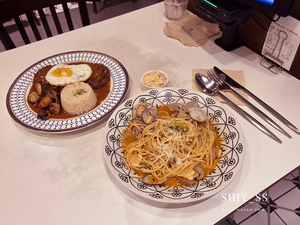 Satu set vongole pasta dan hamburg steak dari Rolling Pasta