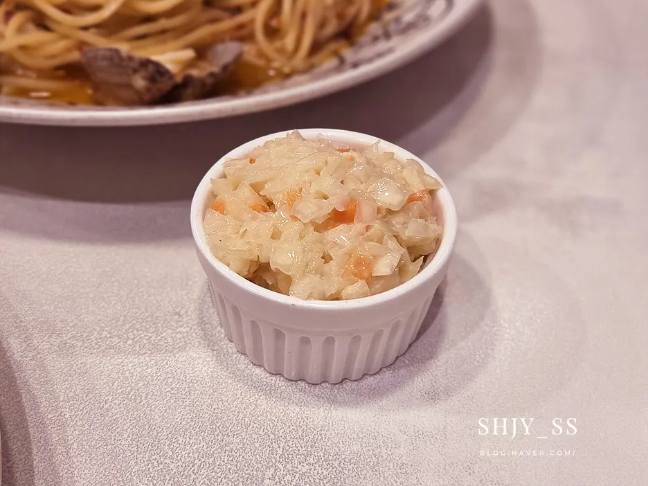 Sepiring coleslaw yang dipesan sebagai side