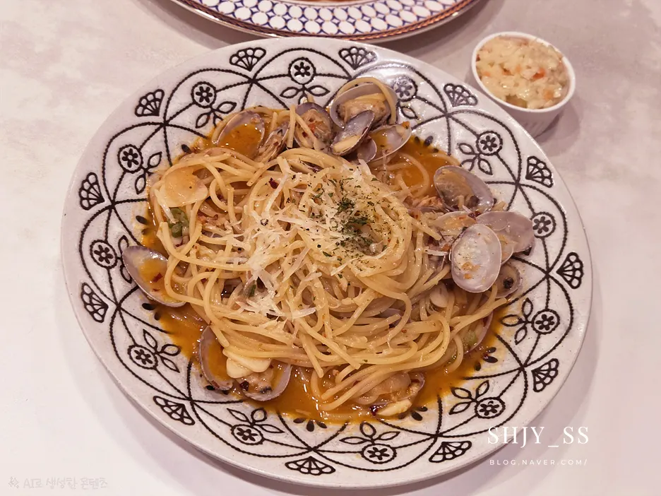 Close-up vongole pasta dengan kerang di atasnya