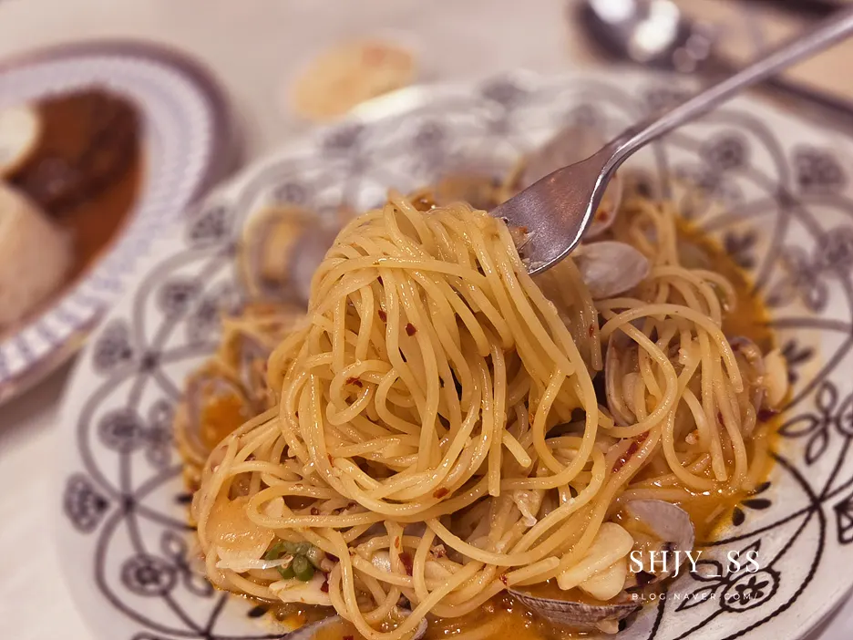 Mie al dente vongole berpadu dengan saus oil