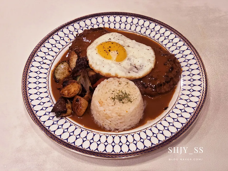 Vongole pasta diangkat dengan garpu