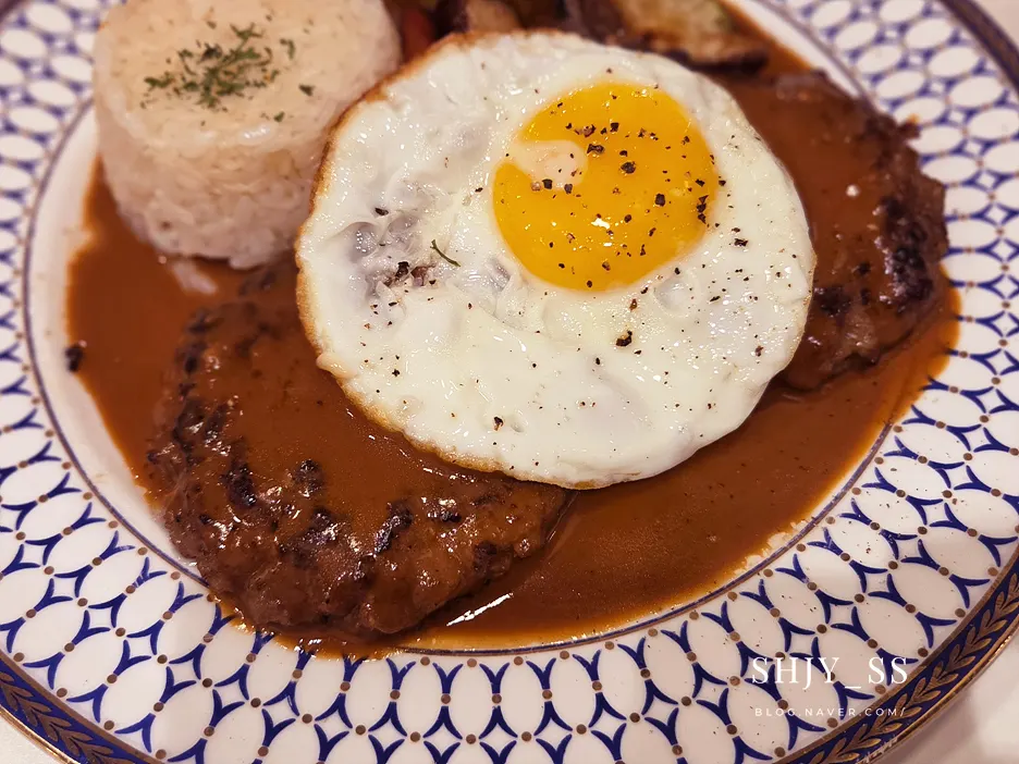 Rolling hamburg steak dengan saus demi-glace