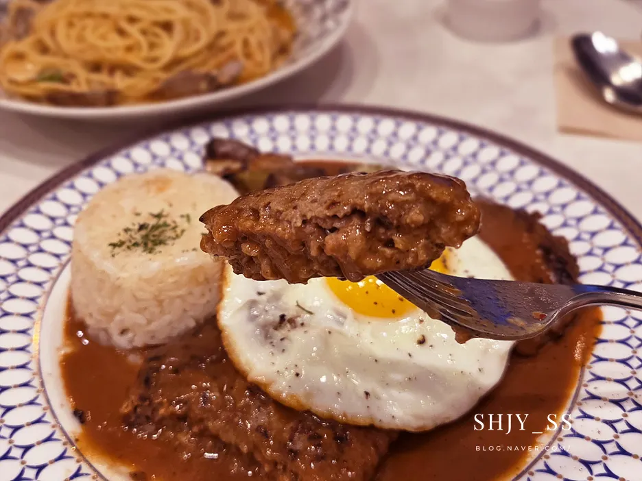 Hamburg steak dengan telur ceplok dan sayuran tumis
