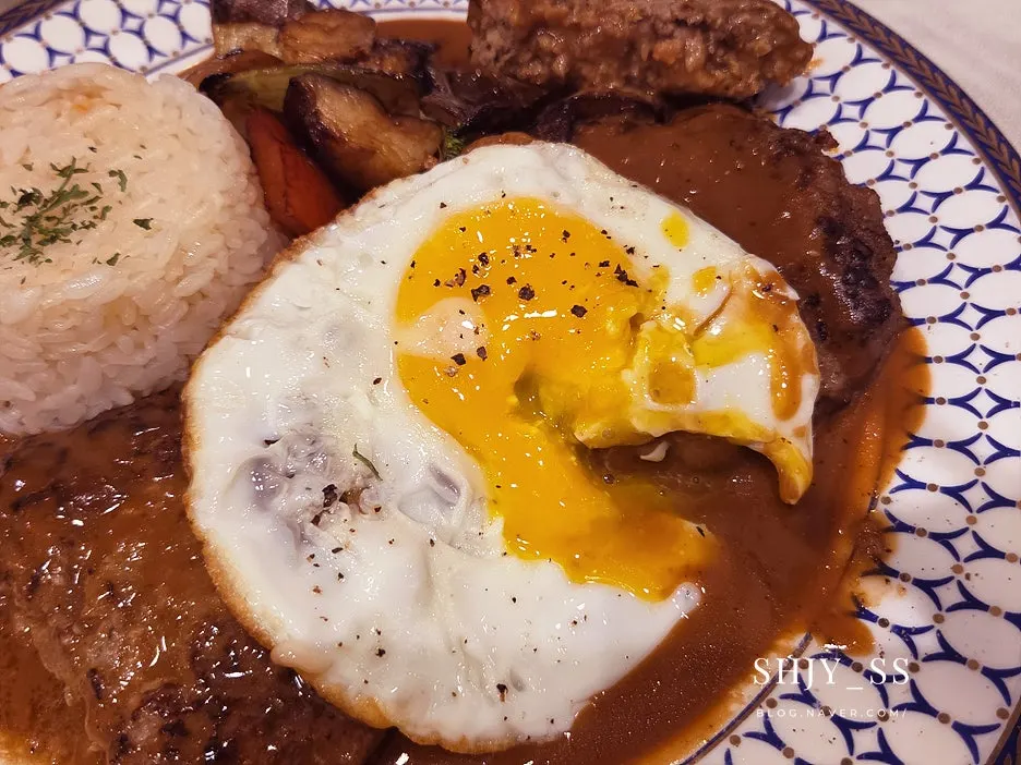 Hamburg steak dan vongole pasta disajikan bersama