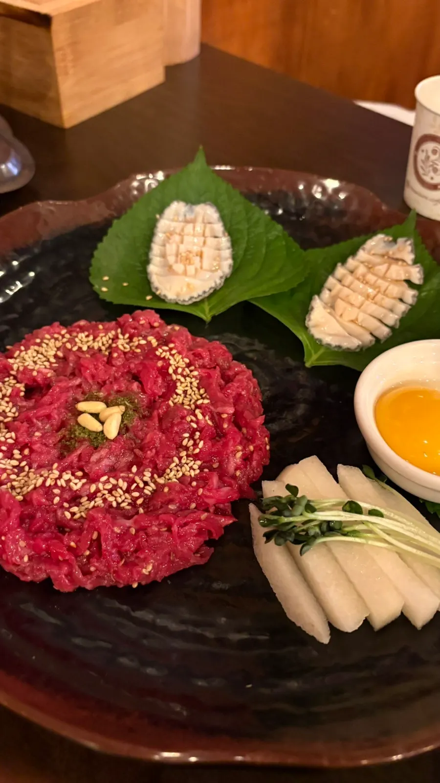 전복회가 올라간 한우 육회 접시