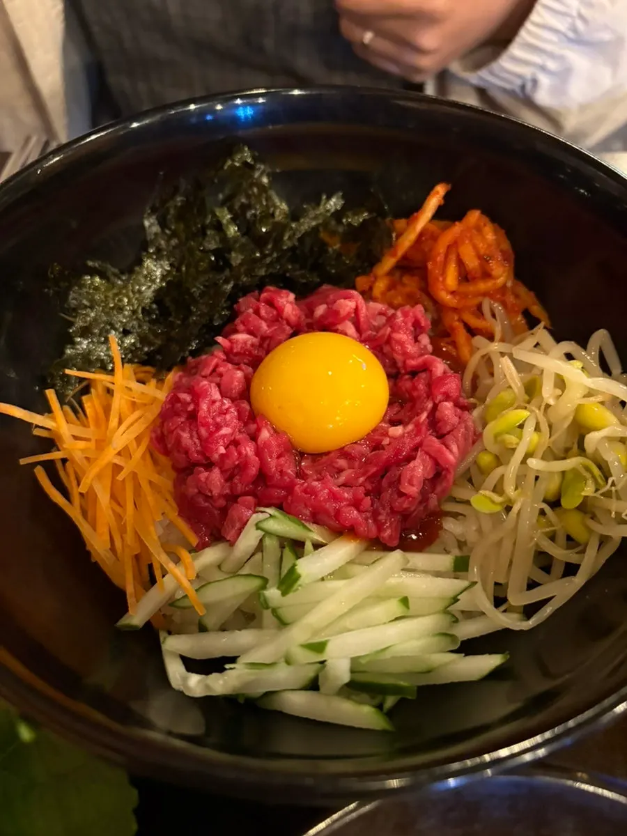 한우 육회비빔밥 10,000원 한 대접