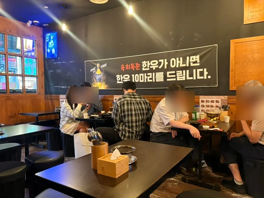 우드톤 인테리어의 육회독존 수원역점 내부