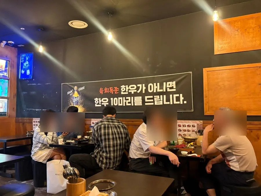 차분한 분위기의 매장 좌석