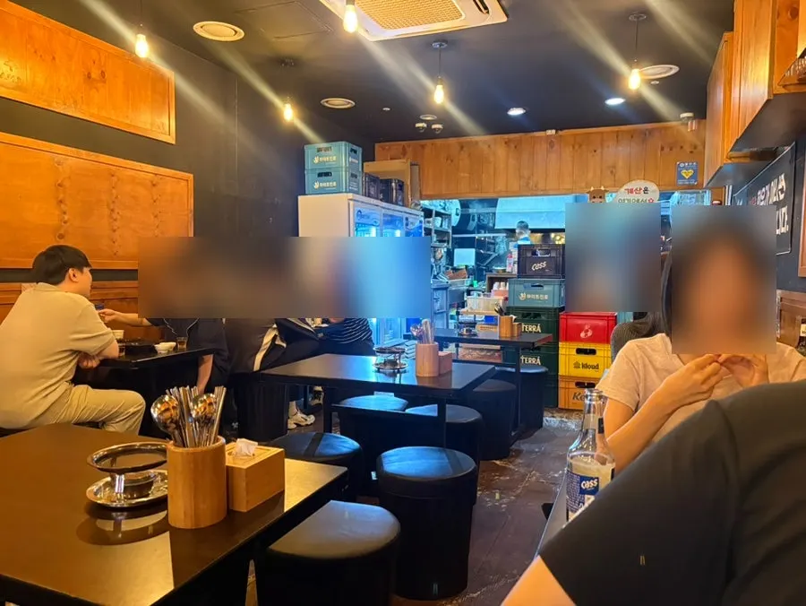 입구에 놓인 대표 메뉴 안내판