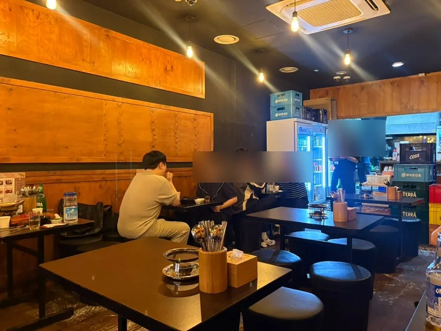 육회독존 대표 메뉴 구성 안내판