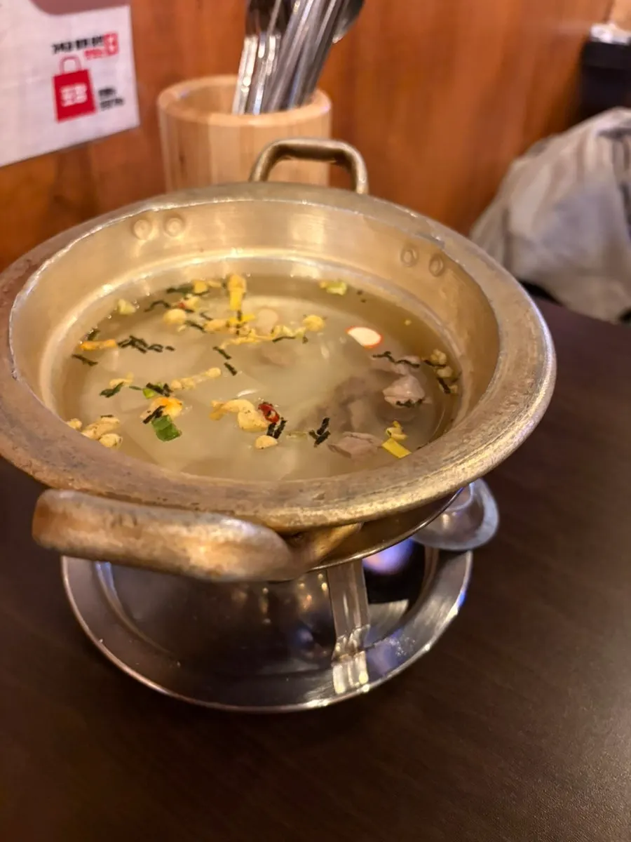 친구와 잔을 기울인 육회독존 테이블