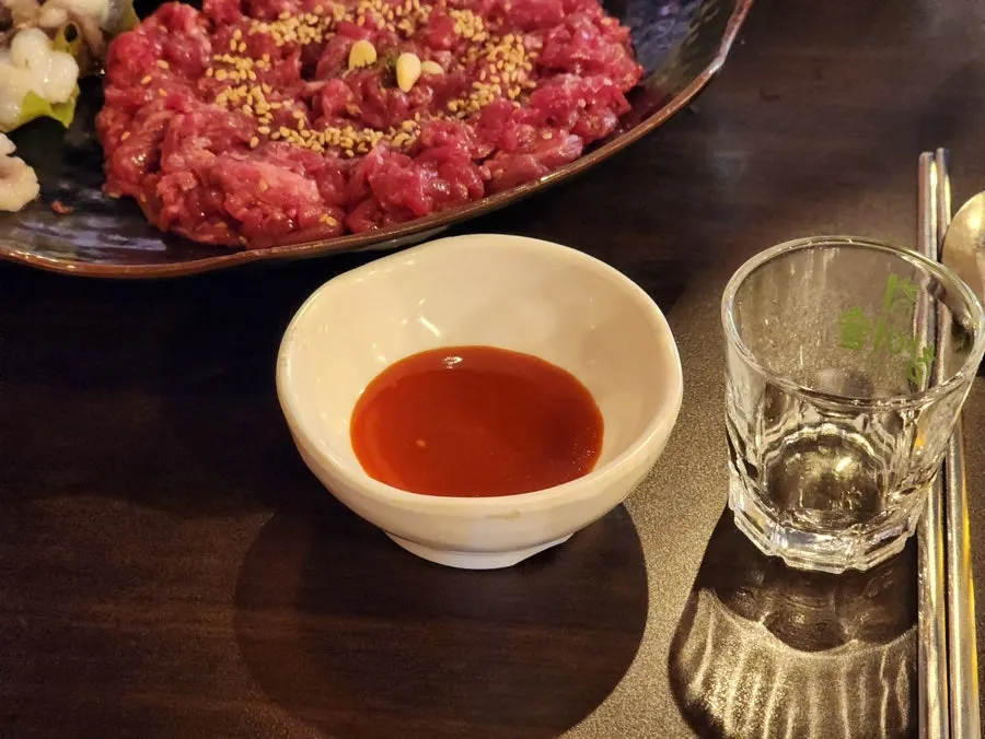 신선한 산낙한우육회 차림